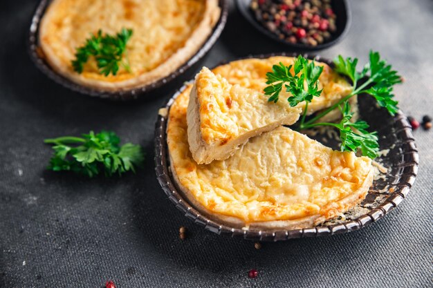 tarte salée garniture au fromage repas frais et sain nourriture collation régime alimentaire sur la table copie espace nourriture