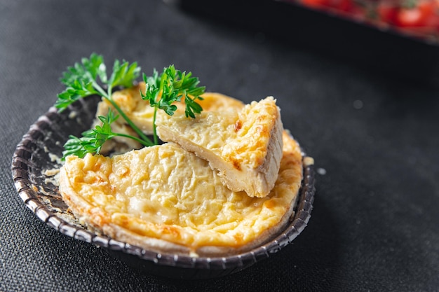 tarte salée remplissant un repas frais et sain snack alimentaire sur la table copie espace arrière-plan alimentaire