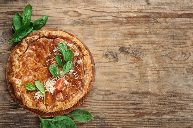 Tarte savoureuse aux épinards sur fond de bois