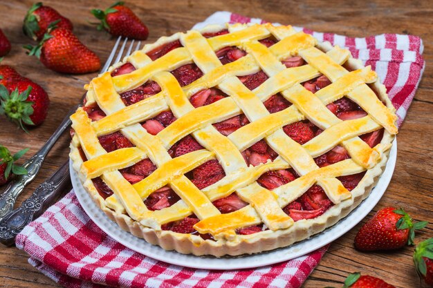 Tarte sucrée au four gâteau tarte aux fraises sur fond de table en bois rustique