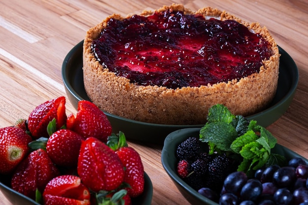 tarte sucrée avec de la crème et des baies