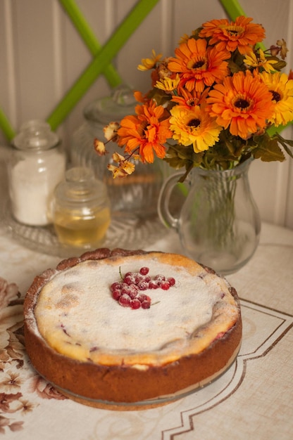 Une Tarte Sucrée Ronde Faite Maison Avec Des Baies Est Sur La Table En Format Vertical