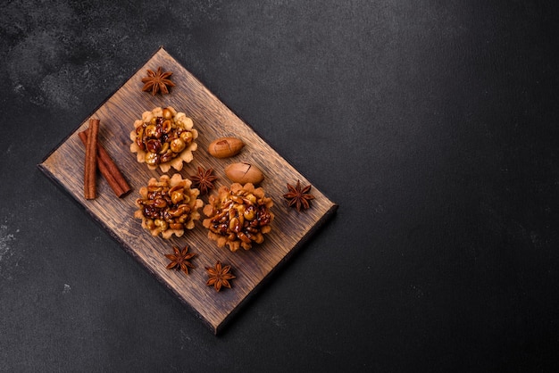 Tarte sucrée et savoureuse aux noix et au miel sur fond de béton foncé