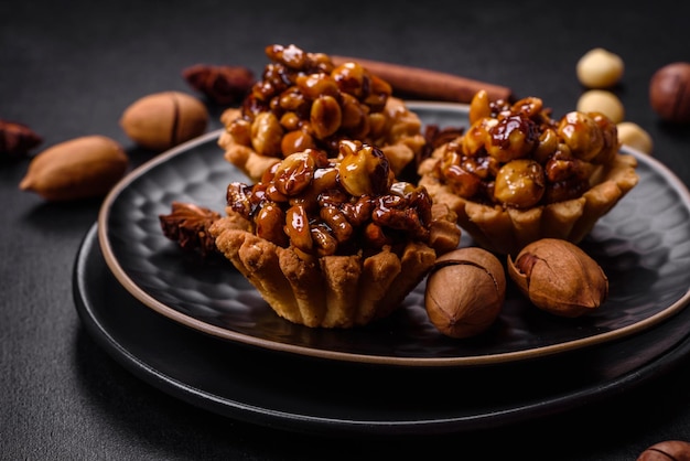 Tarte sucrée et savoureuse aux noix et au miel sur fond de béton foncé