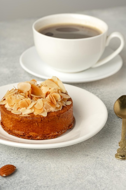 Tarte tarte aux pétales d'amandes sur assiette