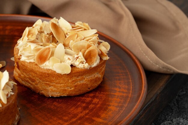 Photo tarte tarte aux pétales d'amandes sur assiette