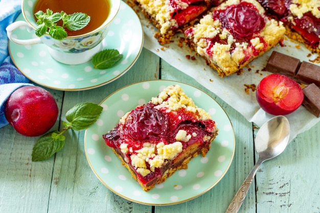 Tarte à tarte sucrée aux prunes fraîches Délicieux gâteau aux prunes sur la table de la cuisine