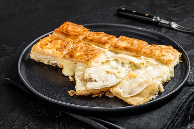 Tarte turque Su Boregi Tabla borek ou burek en assiette Fond noir Vue de dessus