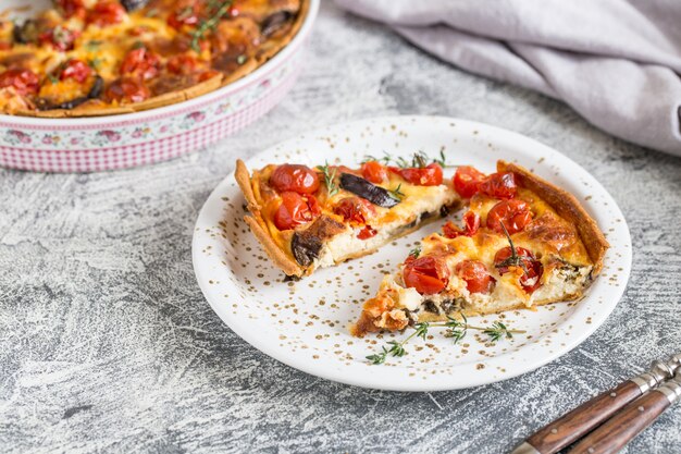 Tarte végétarienne faite maison sur béton