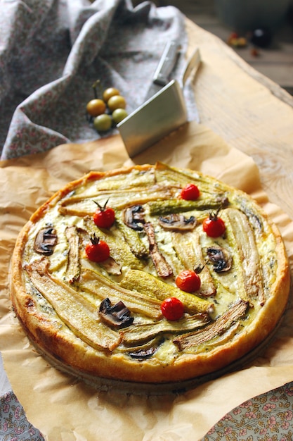 Tarte végétarienne faite maison avec des légumes roulés de couleur