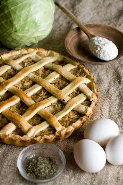 Tarte végétarienne rustique traditionnelle avec chou et oignons