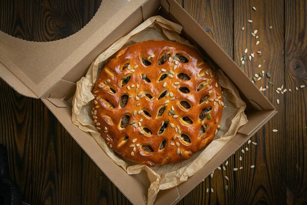 Tarte à la viande sur une table en bois