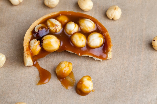 Tartelette au caramel beurre salé et noisettes