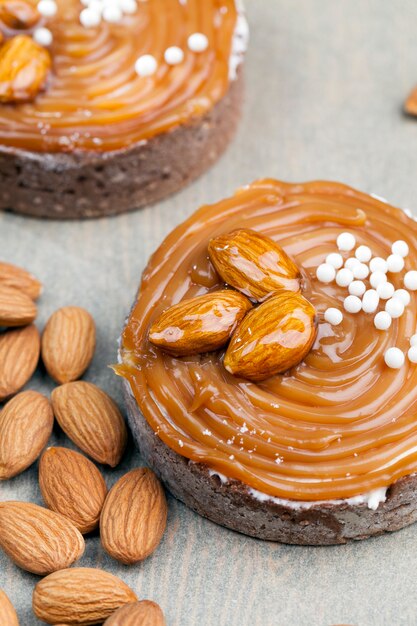 Tartelette au caramel fourrée au fromage au lait et beaucoup de caramel salé