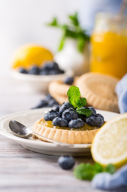 Tartelette au citron et aux bleuets frais