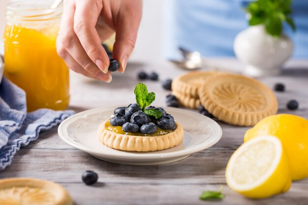 Tartelette au citron et aux myrtilles fraîches