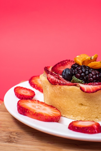 Tartelette aux fruits fraise mûre myrtille et physalis