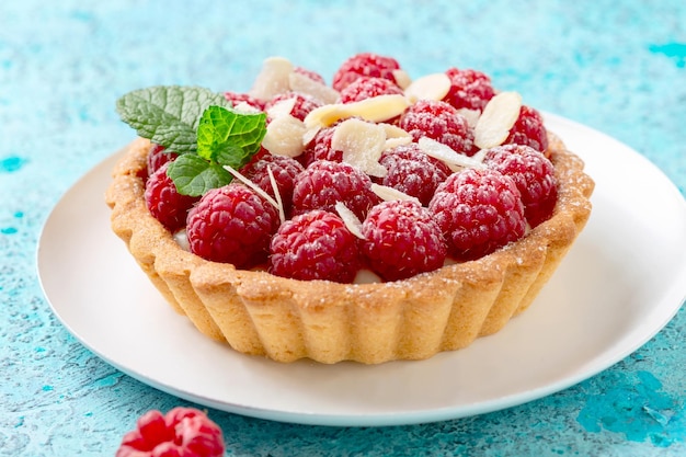 Tartelette à la crème pâtissière framboises fraîches et menthe