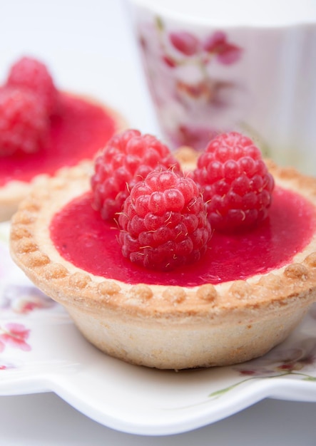 Tartelette de pâte brisée à la gelée de framboise et framboise