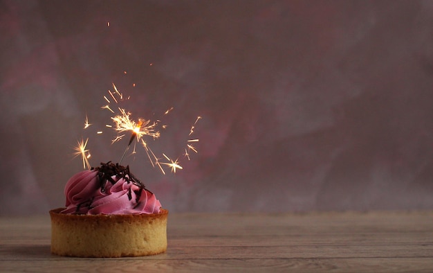 Tartelette ronde sucrée à la crème rose et chocolat aux cierges