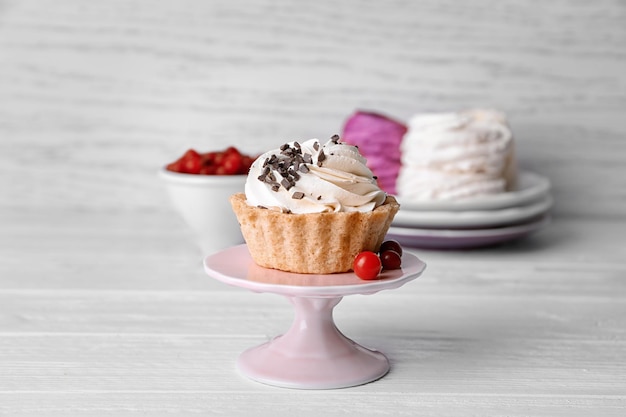 Photo tartelette savoureuse à la chantilly sur pied