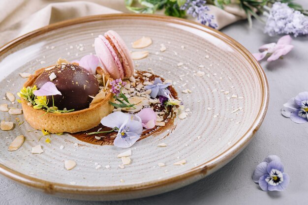 Tartelettes au chocolat avec macarons français roses