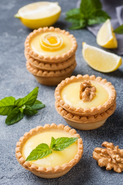 Tartelettes au citron et aux feuilles de menthe fraîches faites maison.