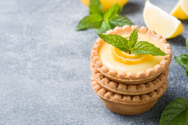 Photo tartelettes au citron et aux feuilles de menthe fraîches faites maison.