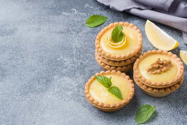 Tartelettes au citron et aux feuilles de menthe fraîches faites maison.