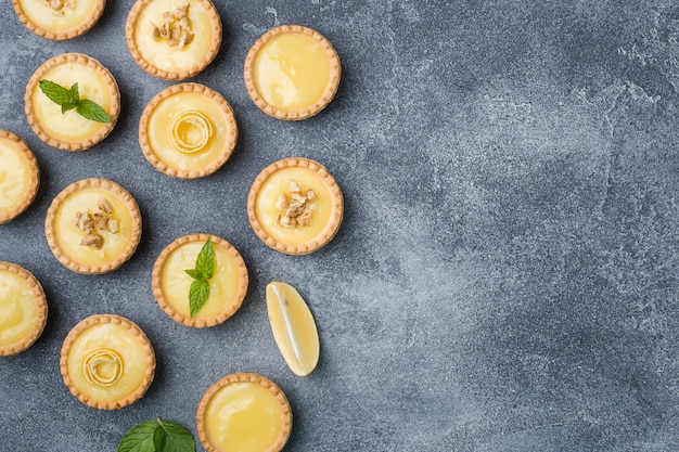 Tartelettes au citron et aux feuilles de menthe fraîches faites maison.