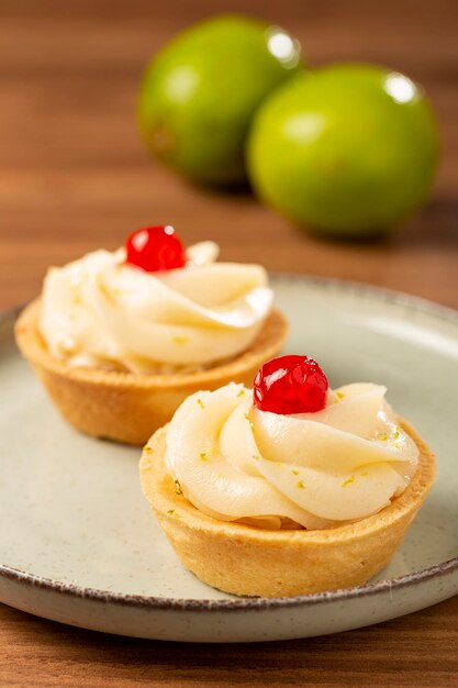 Tartelettes au citron décorées de cerise