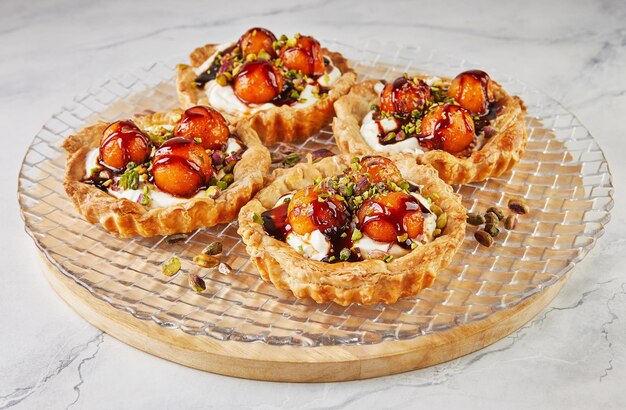 Tartelettes au melon mascarpone et pistaches sur plaque transparente