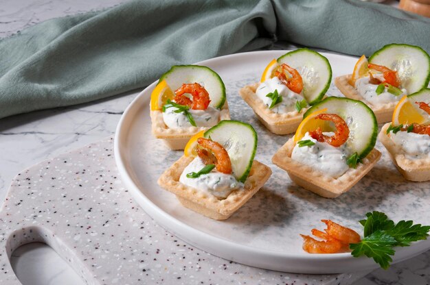 Tartelettes aux crevettes fromage mascarpone concombre citron oignon vert et fines herbes Délicieuse collation