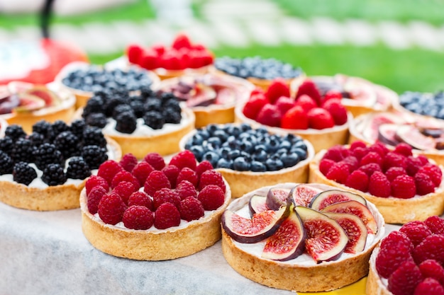 Tartelettes aux fruits et baies sur une table