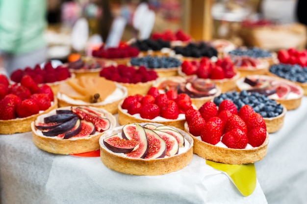 Tartelettes aux fruits et baies sur une table