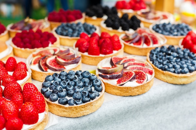 Tartelettes aux fruits et baies sur une table