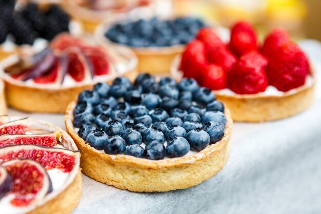 Tartelettes aux fruits et baies sur une table