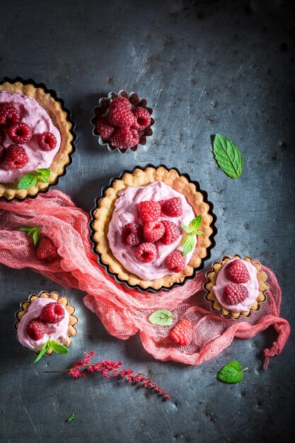 Tartelettes délicieuses et croustillantes à base de baies et de crème