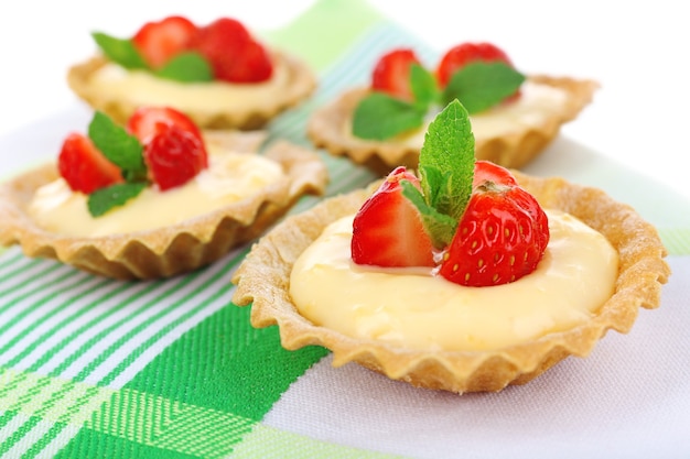 Tartelettes savoureuses aux fraises sur table close-up