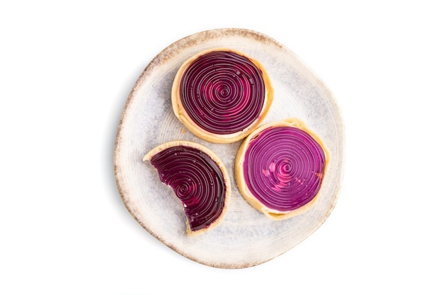 Tartelettes sucrées à la gelée et crème de lait isolé sur fond blanc. vue de dessus, mise à plat, gros plan.