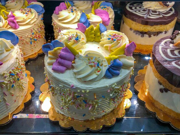 Tartes assorties dans la vitrine de la pâtisserie