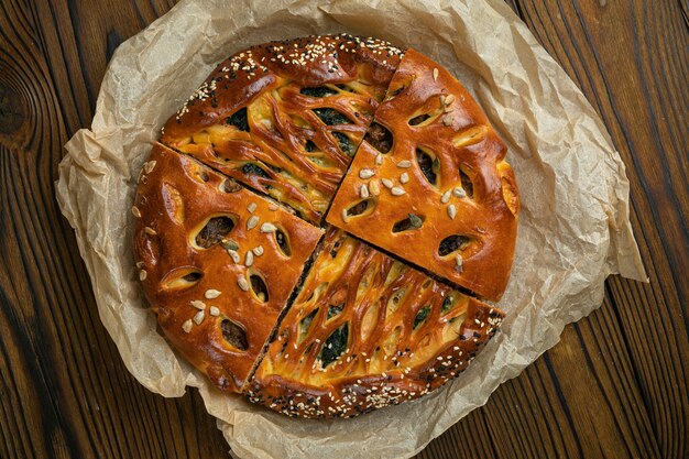 Tartes assorties sur une table en bois marron