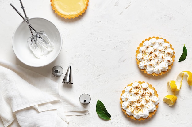 Tartes au citron avec meringue sur fond blanc avec espace de copie