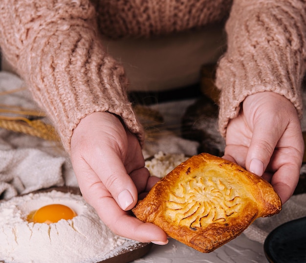 Tartes au fromage cottage dans les bras de grand-mère