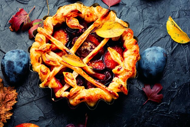 Tartes d'automne aux poires, pommes, raisins et prunes. Dessert d'automne sucré