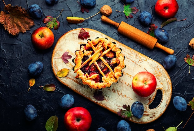 Tartes d'automne cuites avec des fruits