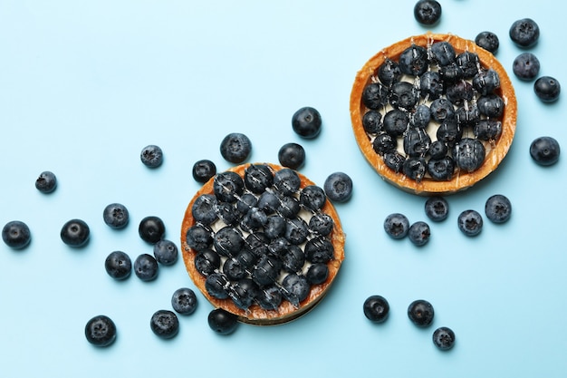 Tartes aux bleuets sur bleu