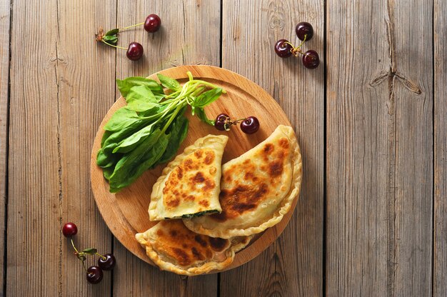 Tartes aux épinards et cerises sur bois