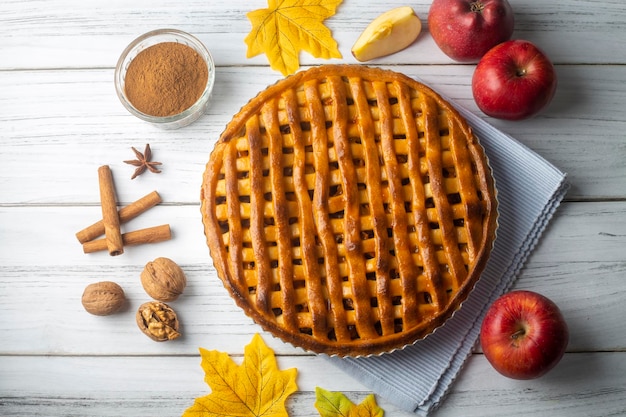 Tartes aux pommes faites maison sur un fond en bois blanc, vue de dessus. Le dessert classique de Thanksgiving d'automne - la tarte aux pommes bio.