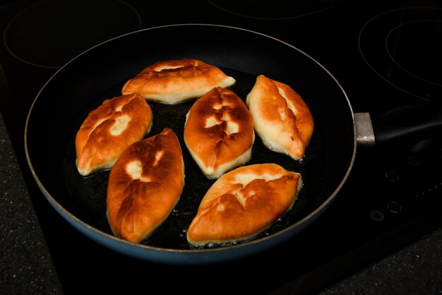 Tartes aux pommes de terre faites maison dans un bol cuisiner à la maison Cuisine russe traditionnelle